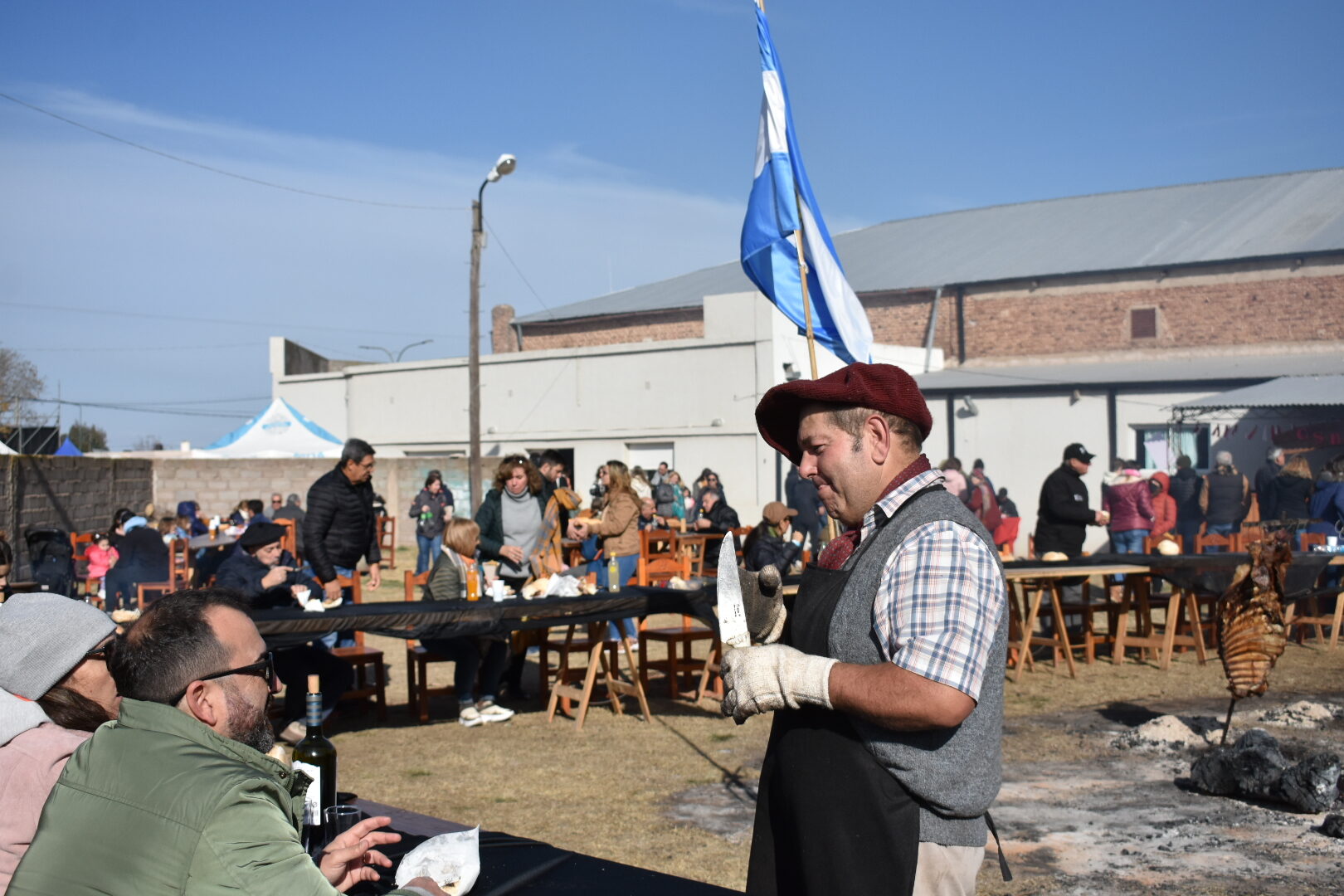 Mesa comunitaria en la fiesta