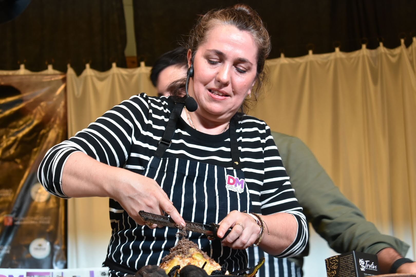 Chef Belén Anaya rallando trufa