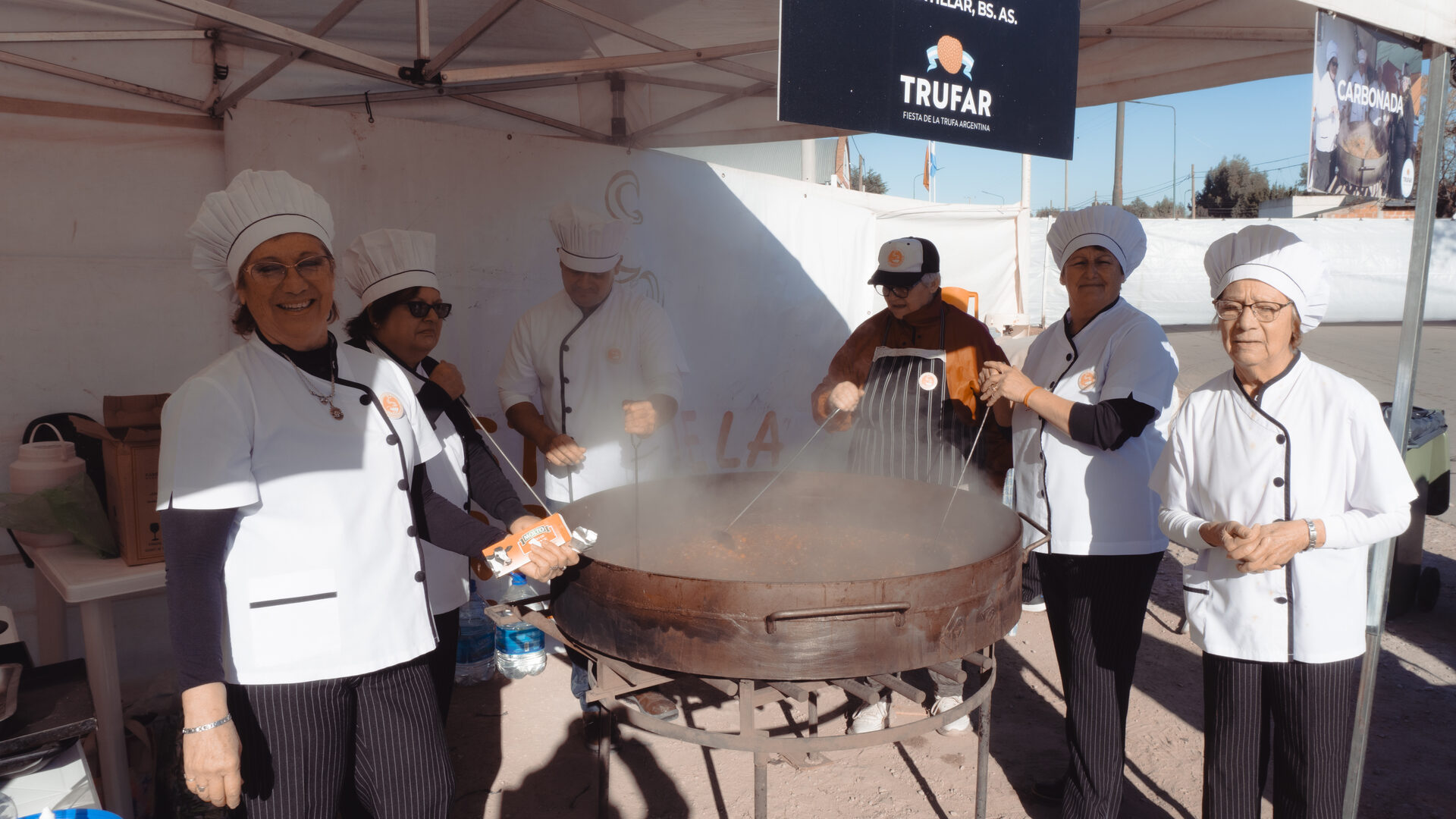 Cocineras preparando carbonada en TRUFAR