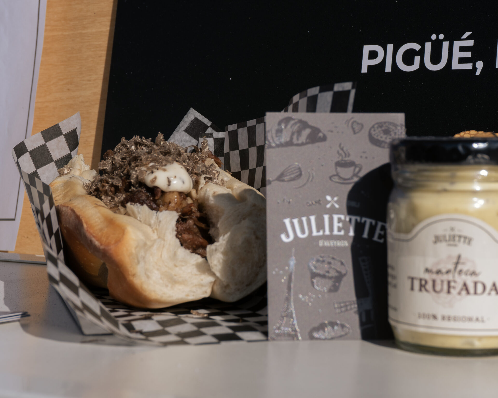 Sándwich trufado con manteca trufada